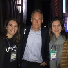 Legenda da foto (da esquerda para a direita): Luísa Simon, representante da Unitec, Tim Berners-Lee e Daiana de Leonço Monzon