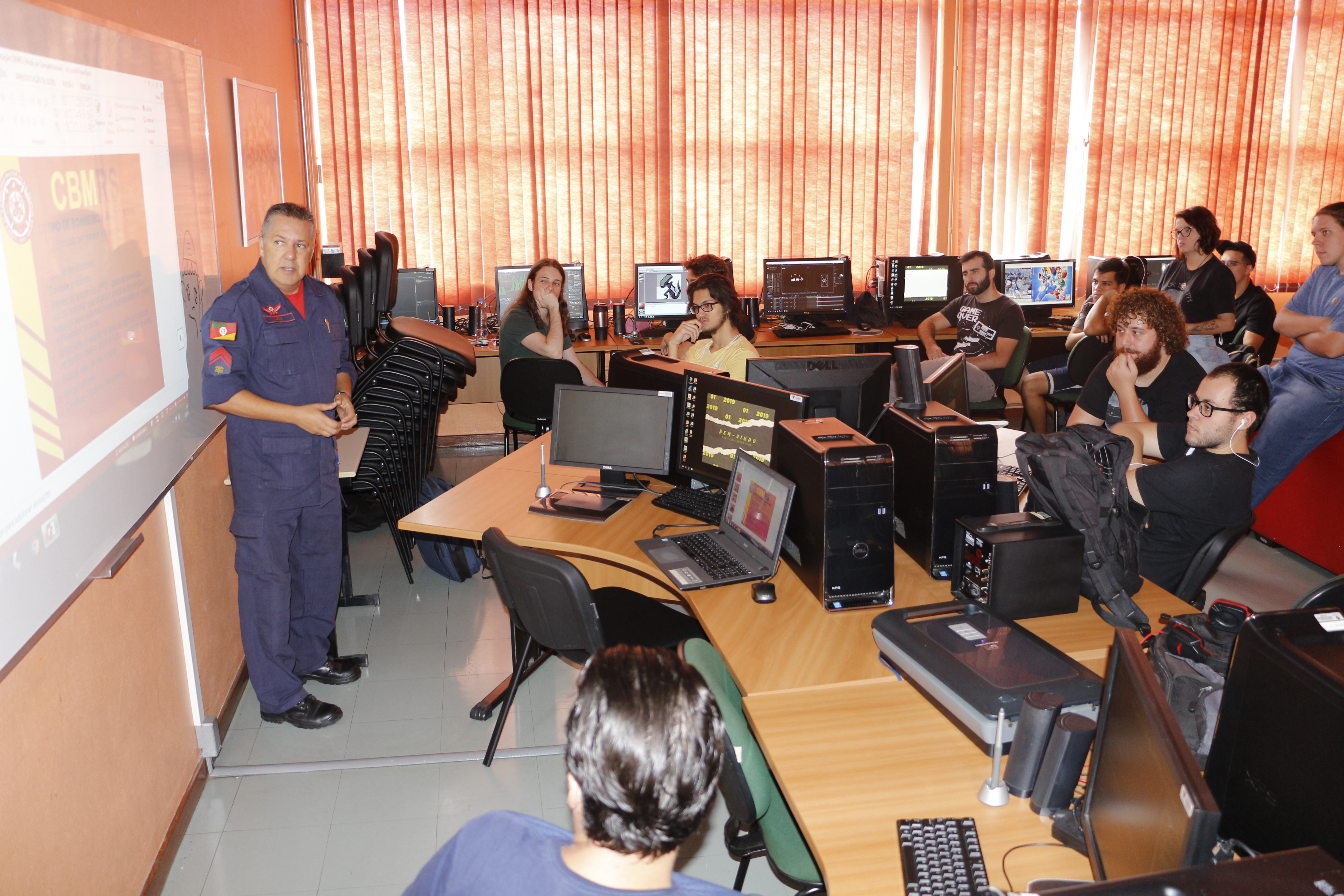 Sargento Edson Viana apresentou o briefing para os estudantes