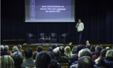 Cleber Prodanov, reitor da Universidade Feevale, falou aos professores.