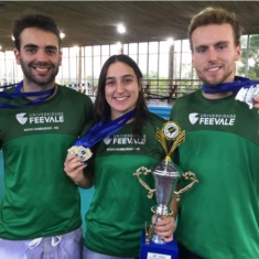 Nadadores conquistaram 14 medalhas e garantiram lugar nos JUBS. Da esquerda para a direita: Lucas Löser, Jéssica Löser e Lucas Borcart