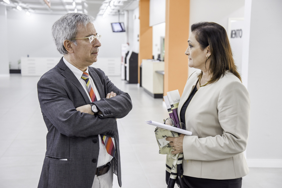 Tavares com a diretora de Relações Internacionais e Institucionais, Paula Casari Cundari