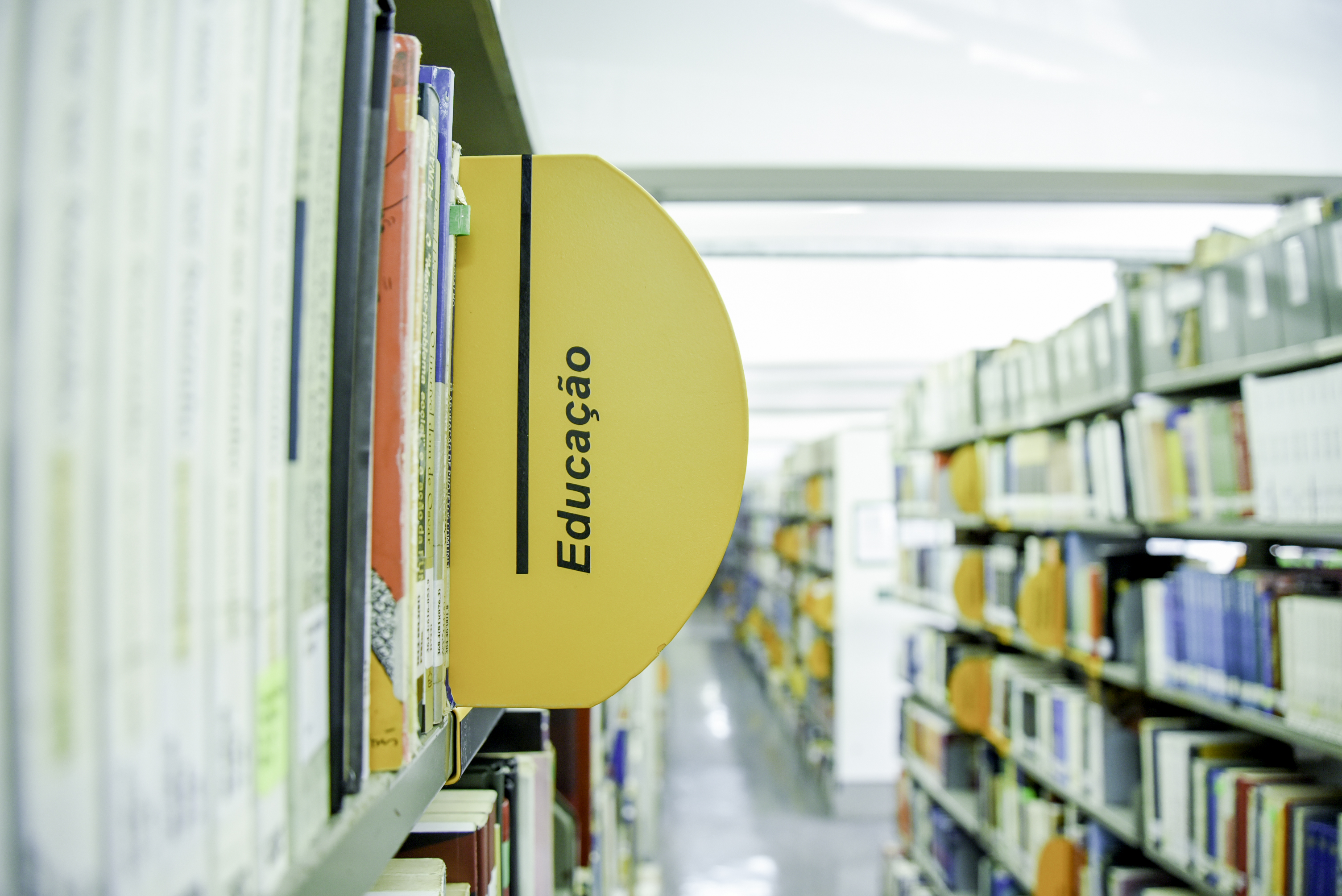 Placa educação entre livros.
