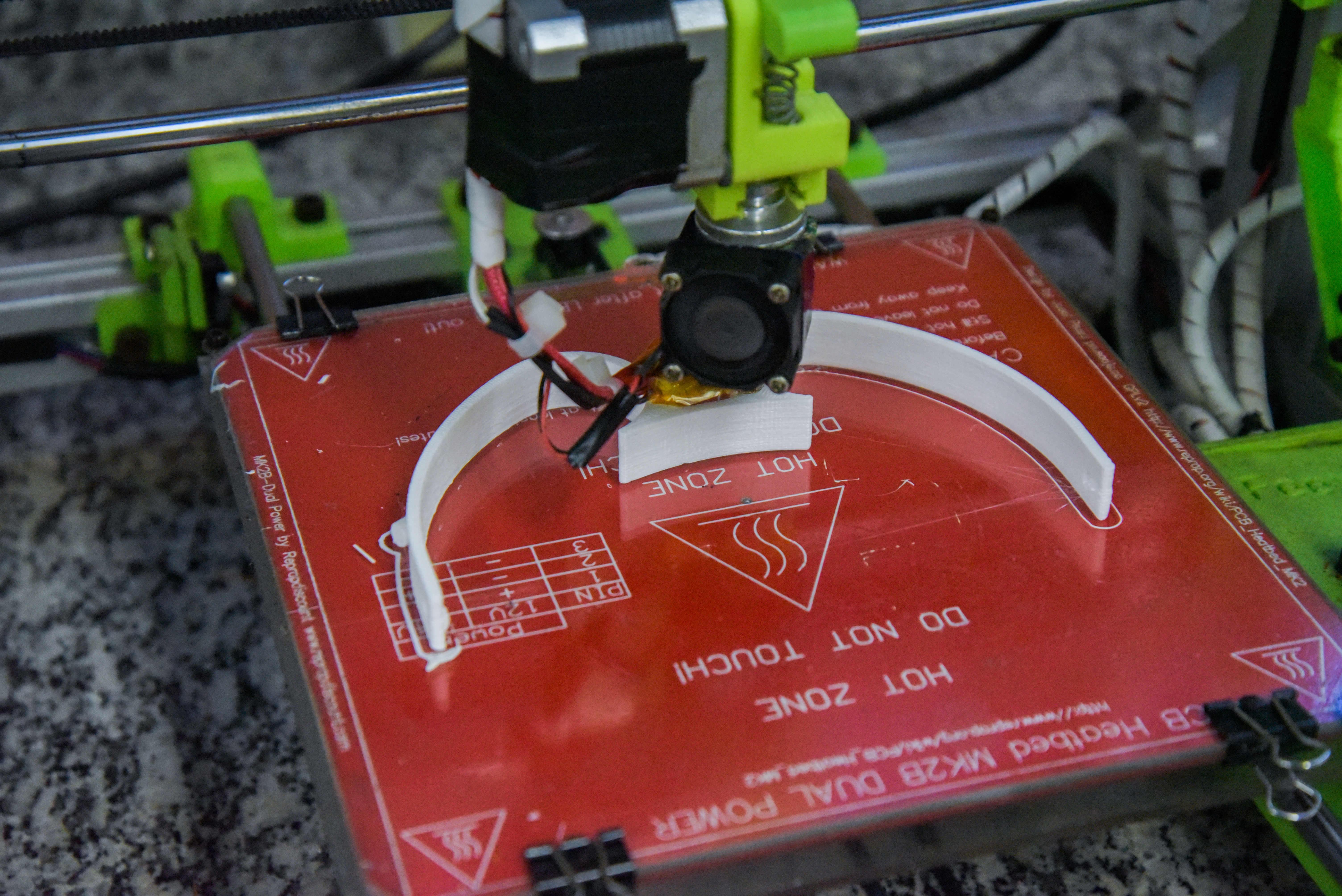 Máscara sendo impressa em impressora 3d