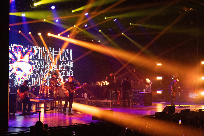 A iluminação que transforma o palco