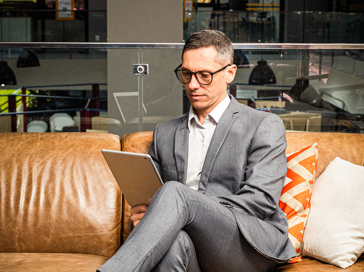 Figura de um homem com o celular na mão