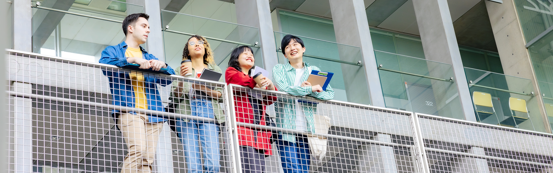 Grupo de pessoas na sacada, com roupas coloridas