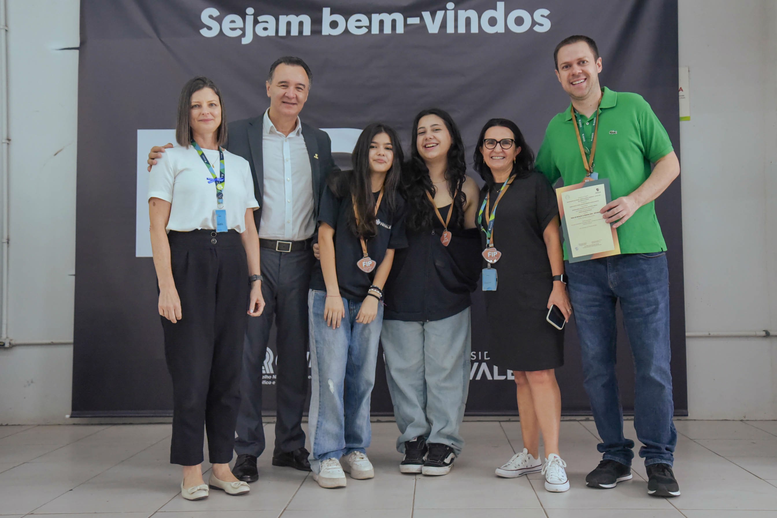 COMPARAÇÃO NA INTERNET: PRODUTIVIDADE E APARÊNCIA - COMO ISSO INFLUÊNCIA OS JOVENS?